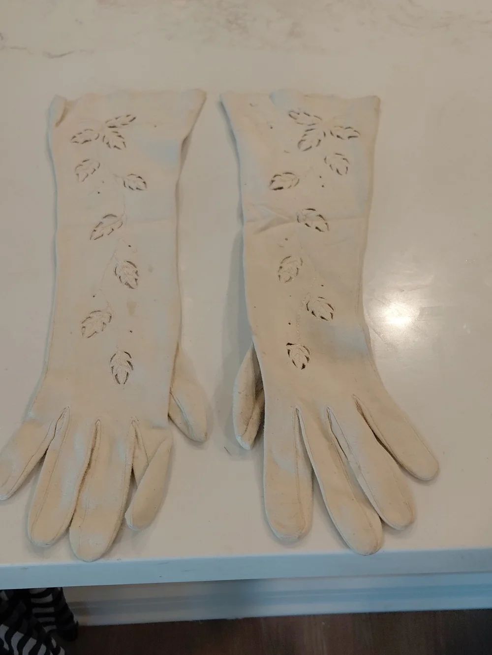 VINTAGE Classic Cream Long Women's Gloves with Leaf Cutout Design